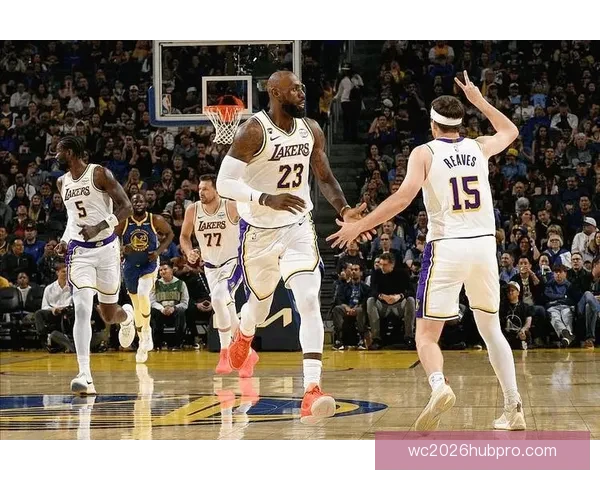 詹姆斯创下历史新纪录，湖人战胜勇士迎来季后赛生死战